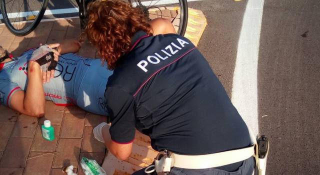 La Polizia soccorre due ciclisti caduti