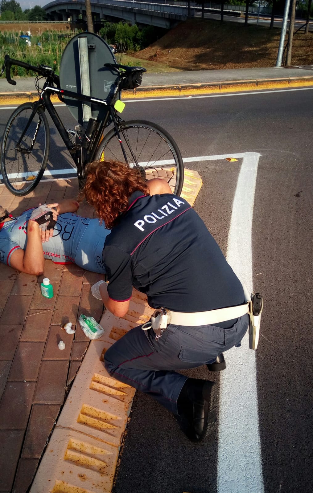 La Polizia soccorre due ciclisti caduti