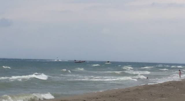 Catamarani si scuffiano, soccorso in mare della Guardia Costiera con vedetta e elicottero