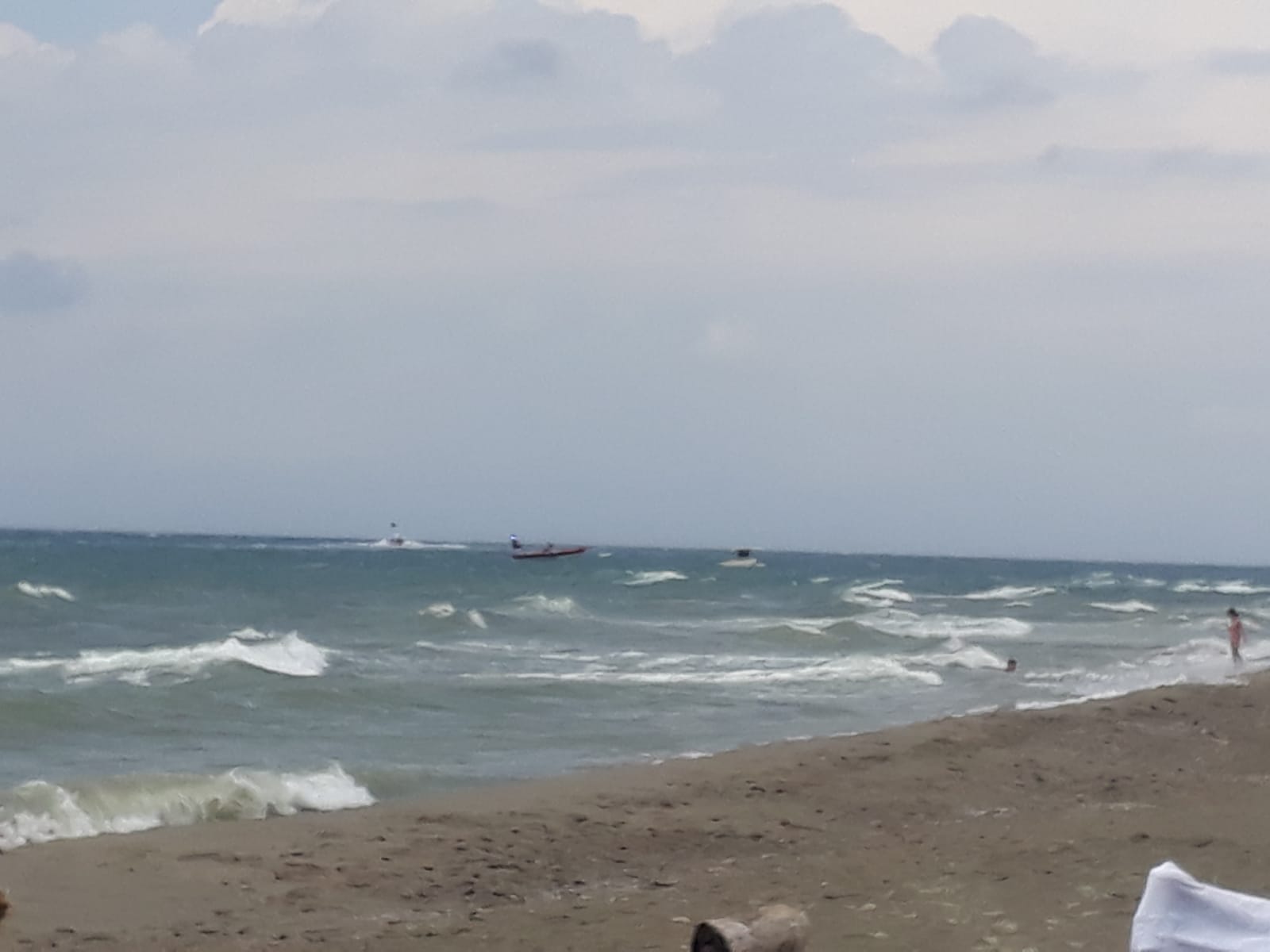 Catamarani si scuffiano, soccorso in mare della Guardia Costiera con vedetta e elicottero