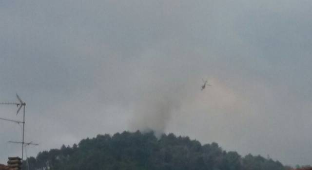 Cade un fulmine sulla Panoramica, incendio tra Camaiore e Massarosa