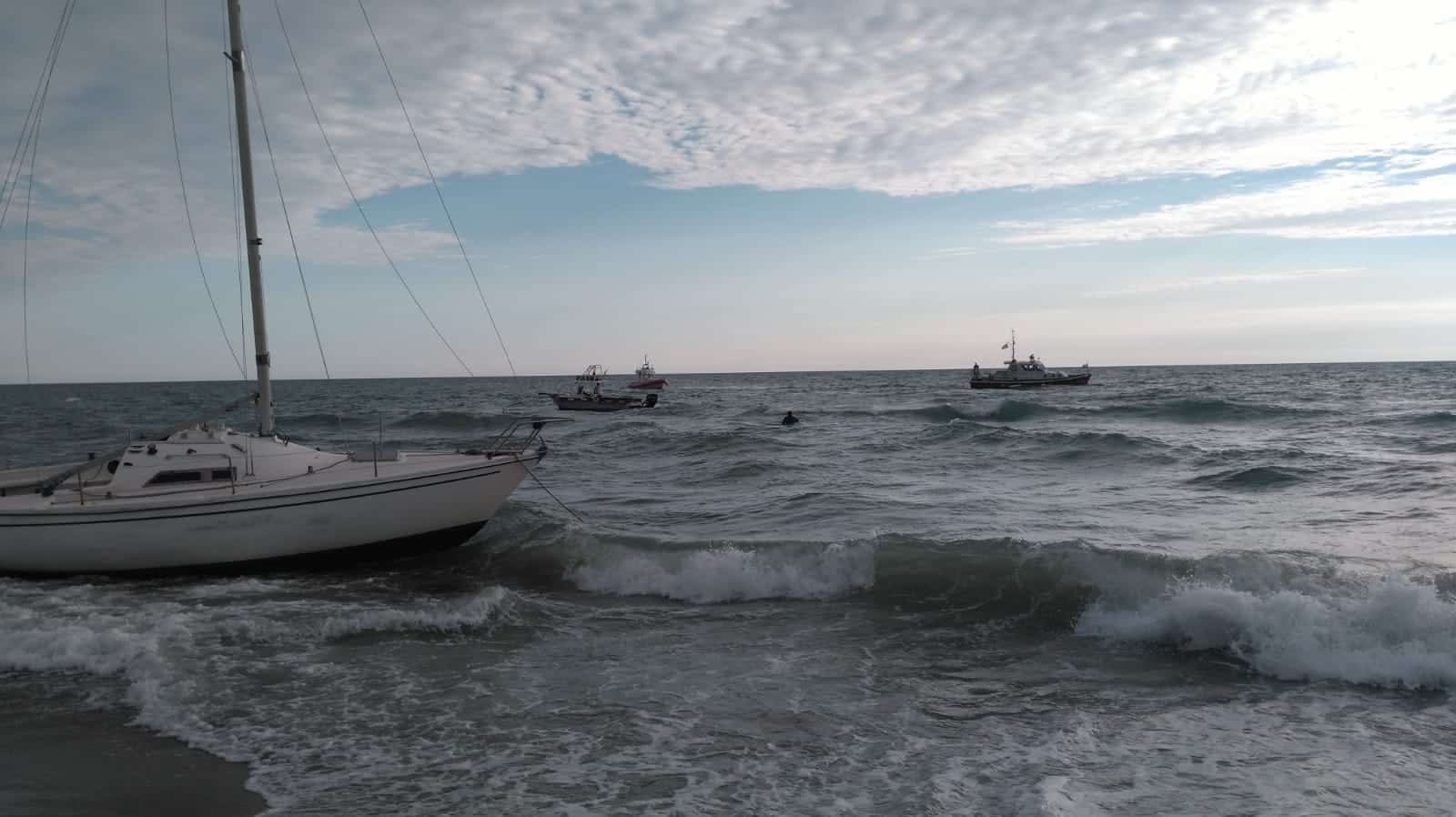 Avaria al motore, la barca si insabbia alla Lecciona