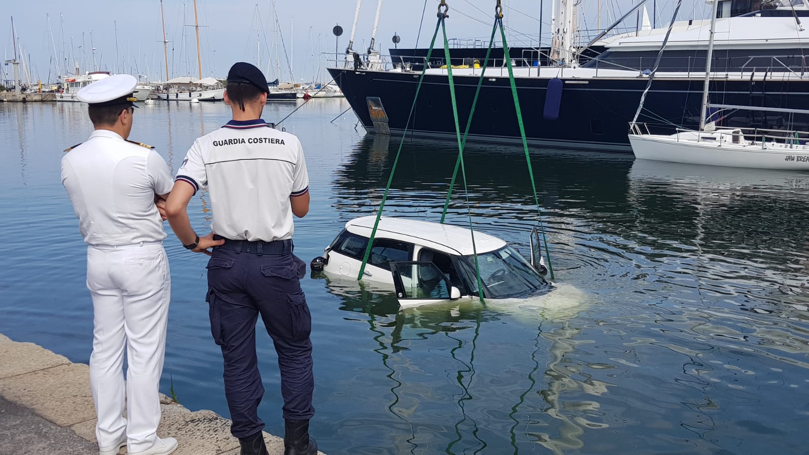 Auto finisce in acqua nel porto viareggino: recuperata dalla Guardia Costiera