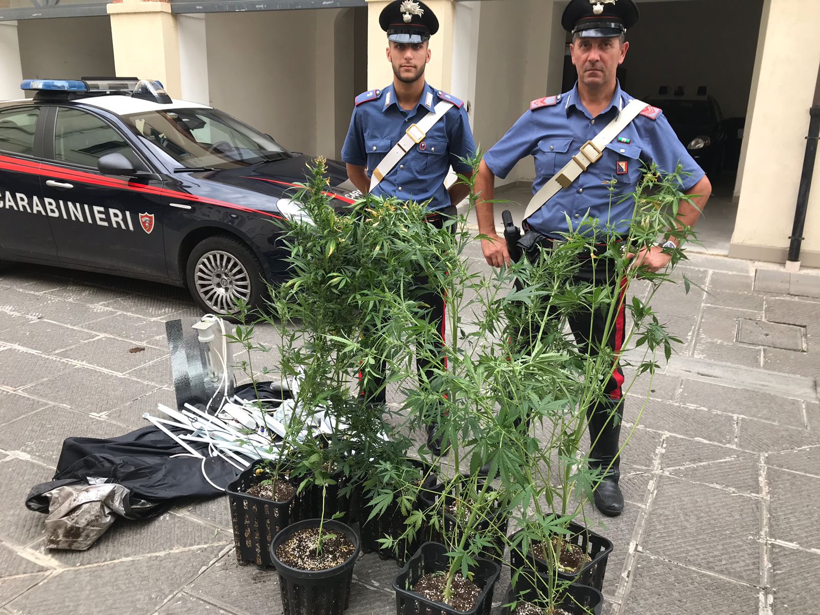 Sorpreso in casa con la droga, finisce in manette