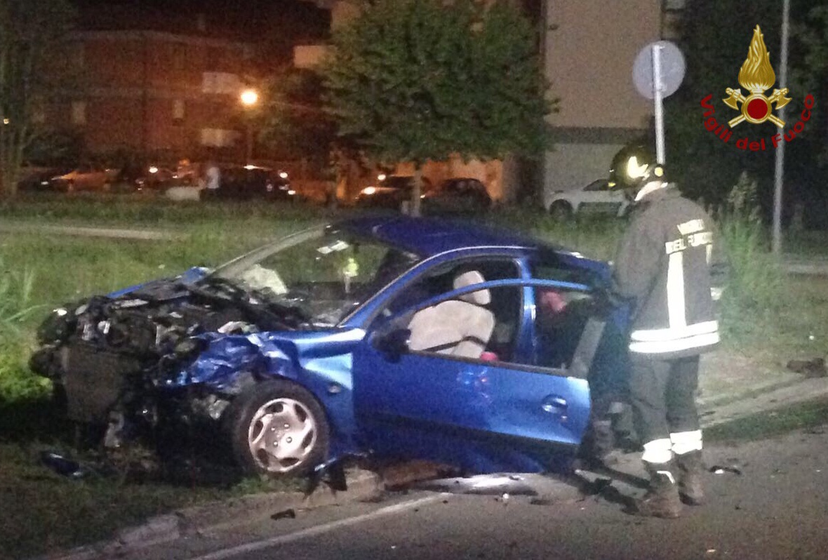 Frontale tra due auto, conducente fuori dall’abitacolo