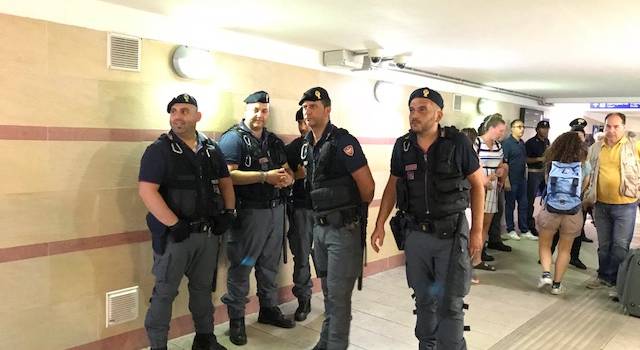 Blitz di Polizia, Carabinieri, GdF, Municipale ed Esercito: controlli sui treni diretti alle località balneari