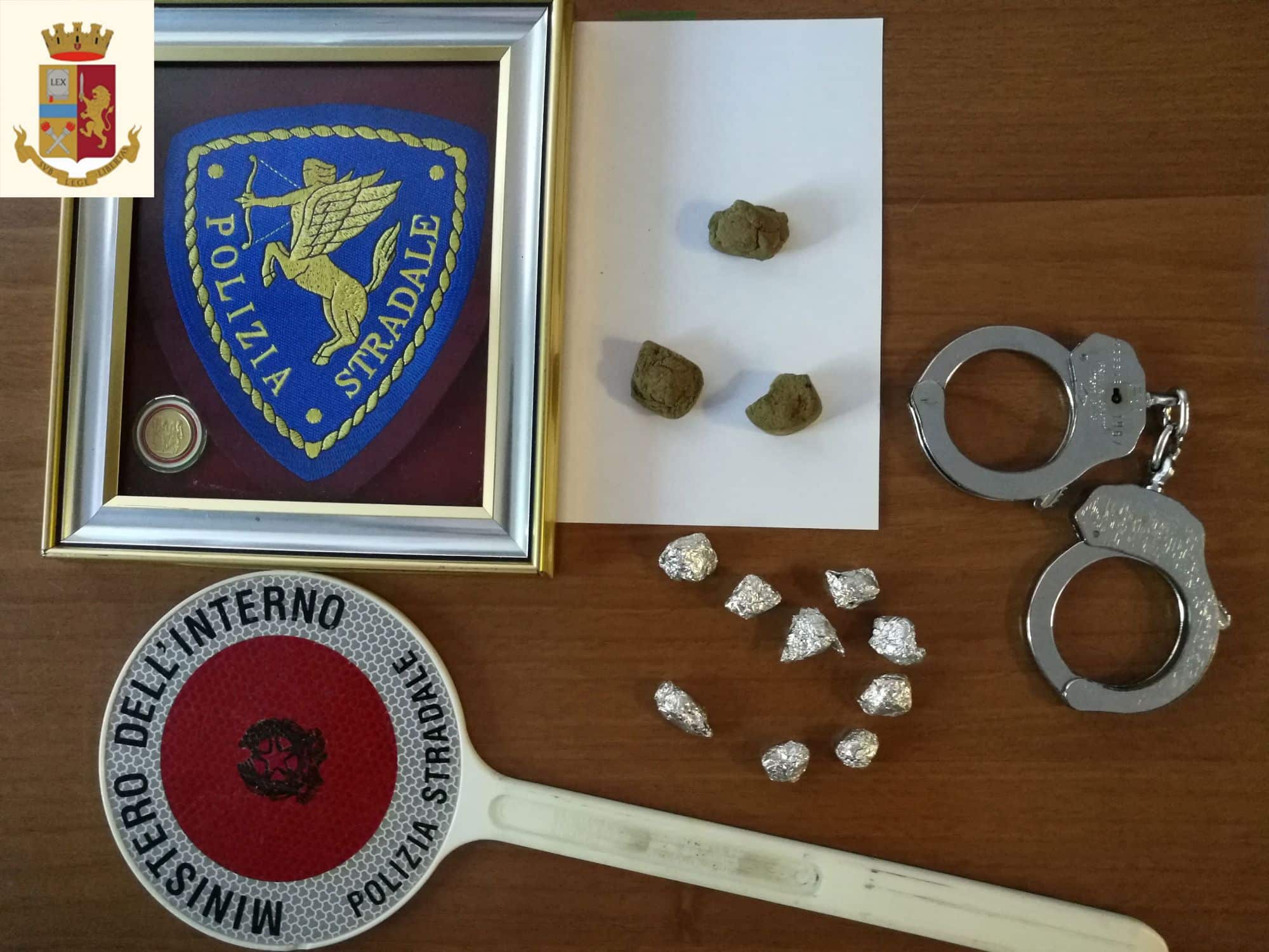 Sorpreso in autostrada con la droga negli slip: arrestato dalla Polstrada