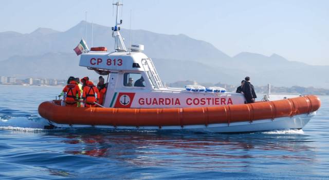 Imbarcazione a fuoco nel porto di Marina di Carrara, il comandante si salva