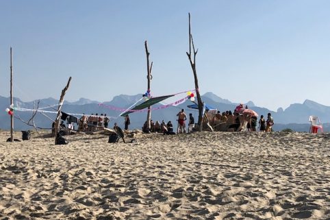 Rave party in spiaggia, la Lecciona come il Far West