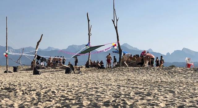 Rave party in spiaggia, la Lecciona come il Far West