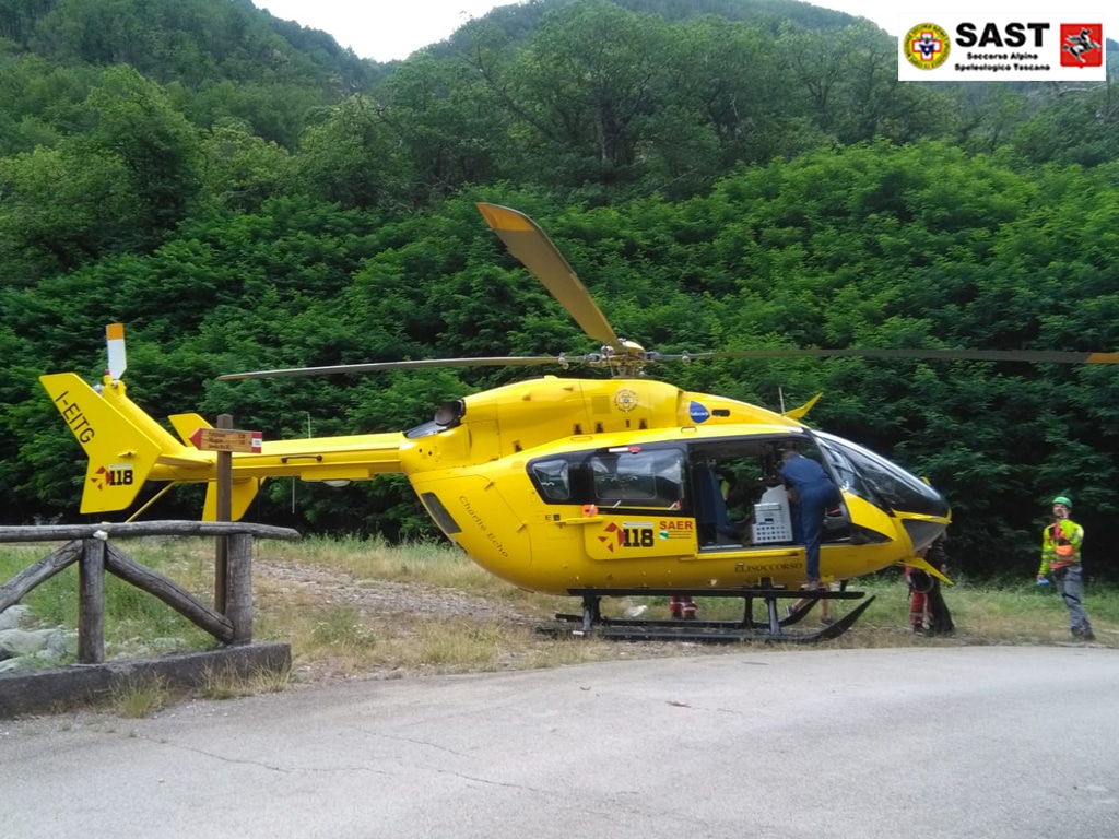 Cade all’Orrido di Botri e sbatte la testa su una roccia, ferito un escursionista pisano