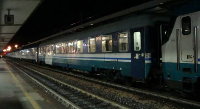 Tragedia alla stazione vecchia, donna muore sotto al treno: traffico bloccato sulla linea