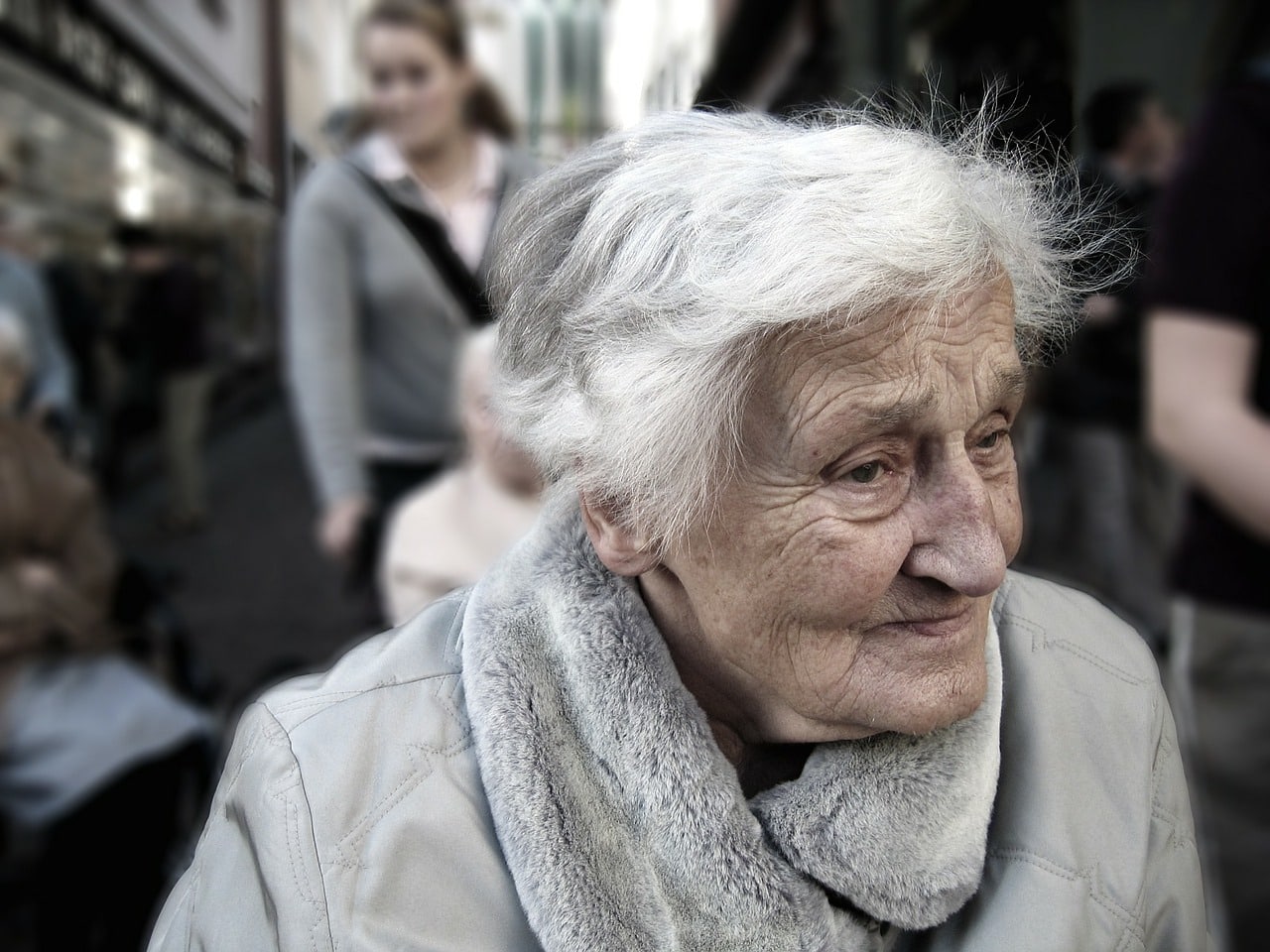 Anziani soli accompagnati dal medico, all’anagrafe o a pagare la bolletta e persino a visitare i propri cari al cimitero. E’ il servizio Bus Città