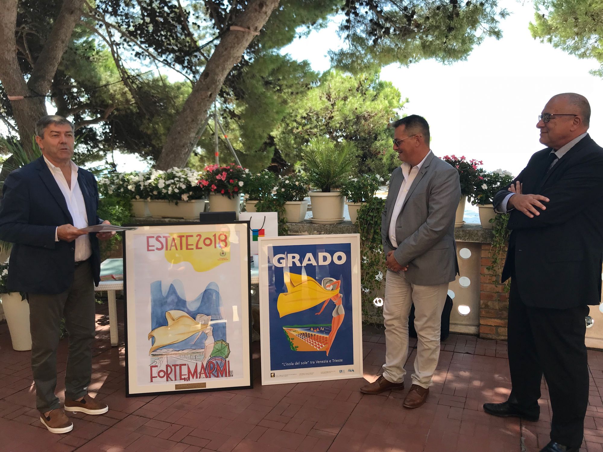 Il fascino della donna con il foulard giallo di Mario Puppo complice dell’incontro tra Grado e Forte dei Marmi