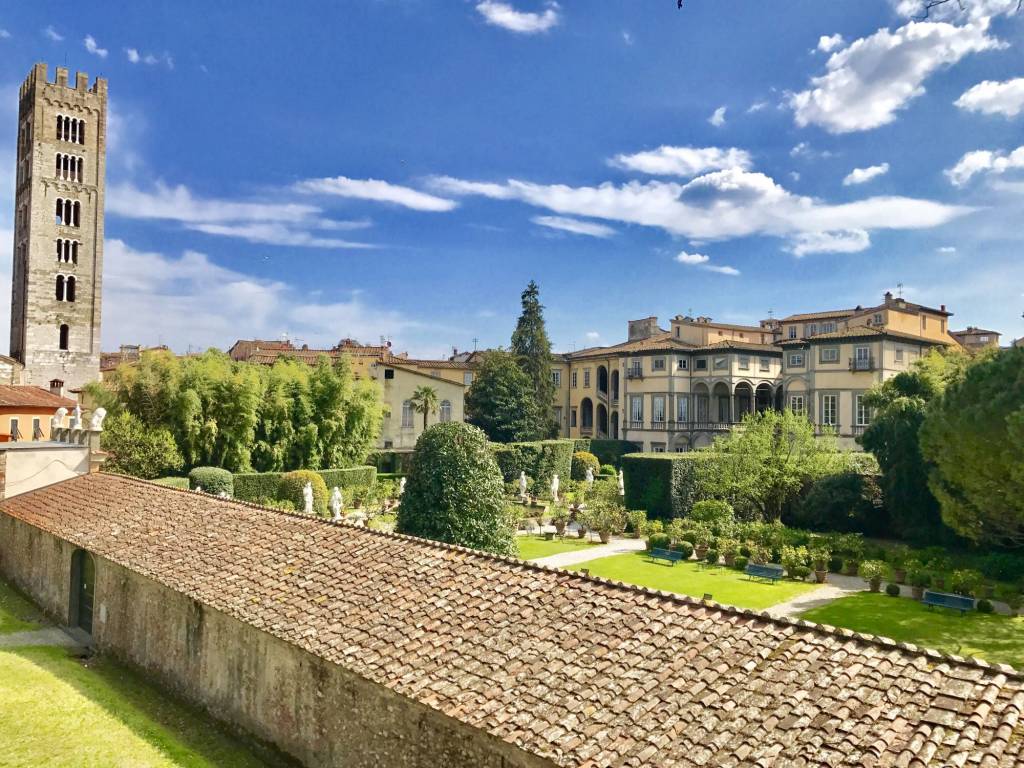 Fuori porta (Palazzo Pfanner Lucca foto Michael Missorini @michael_m_photo)
