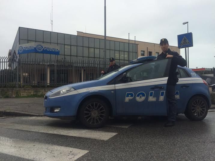 Inseguimento da film, i fuggiaschi speronano l’auto della Polizia: in manette un bosniaco