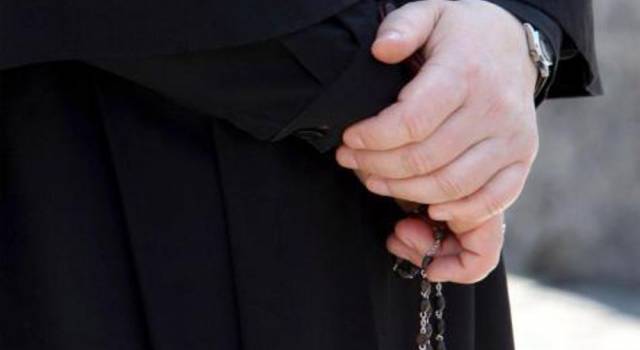 Niente carcere per il prete beccato in auto con la bimba, il gip respinge la richiesta del Pm