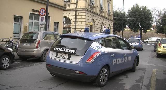 Ruba merce all&#8217;Esselunga, portato in Questura fugge tra le auto: preso