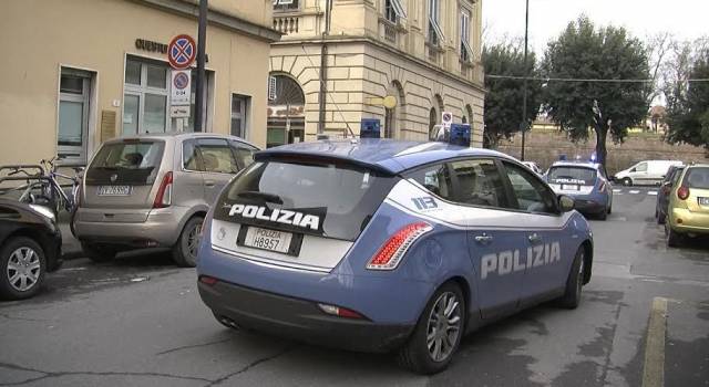 Scappa col carrello della spesa e aggredisce un poliziotto, massarosese in manette