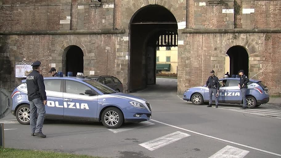 Palpeggia una 15enne e tenta di baciarla sulla bocca, arrestato 30enne somalo