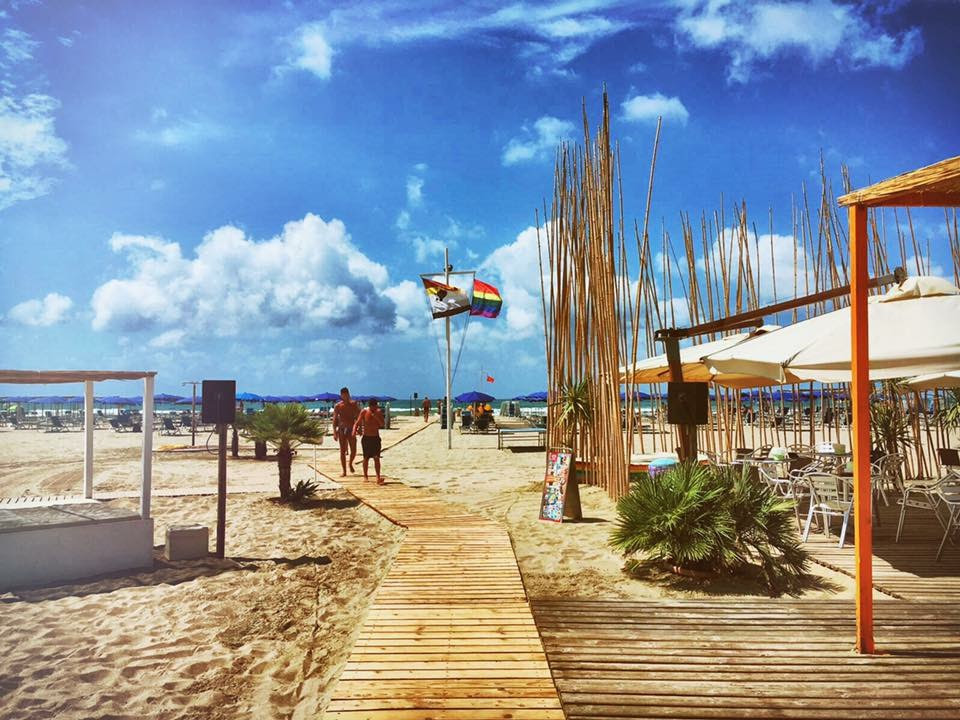 Spiaggia gay non assegnata, il Mama Beach si affida a un legale: “Il durc con debiti è di un’altra azienda”