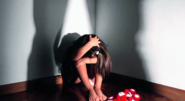 Abusi sessuali su una minore: indagato il fratello