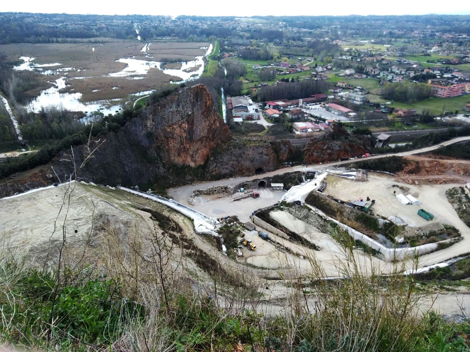 La pericolosa discarica dell’Ex Cava Viti di Montignoso e Pietrasanta pare proprio senza completa procedura di V.I.A. e va chiusa