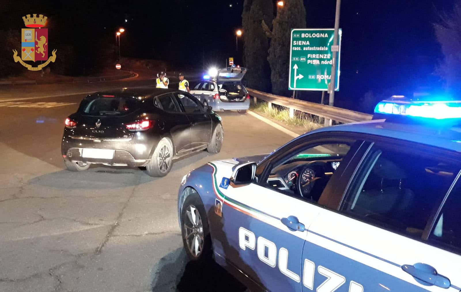 Si lancia contromano sulla Firenze Mare per sfuggire all’etilometro dei poliziotti: arrestato