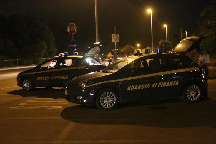 Blitz della GdF in un locale notturno della Garfagnana, trovati 11 lavoratori in nero 14 irregolari