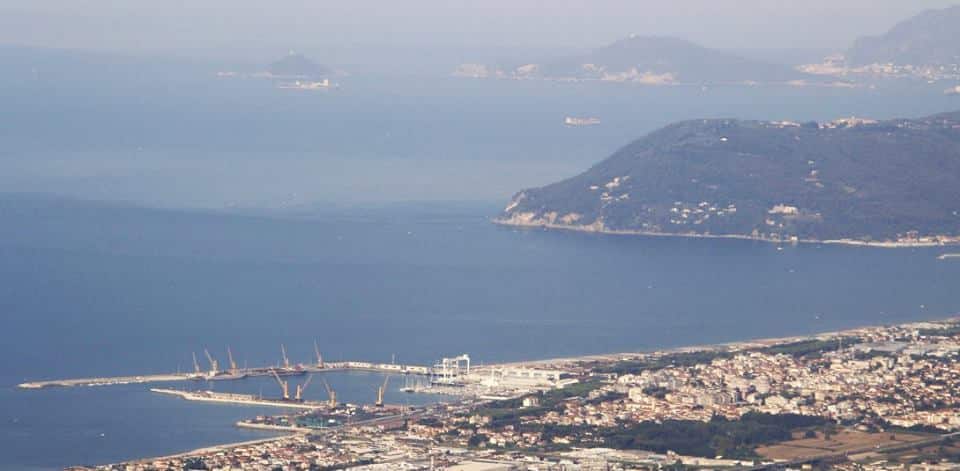 Ispezione in porto a Marina di Carrara e fermo per una nave battente bandiera delle Isole Comore