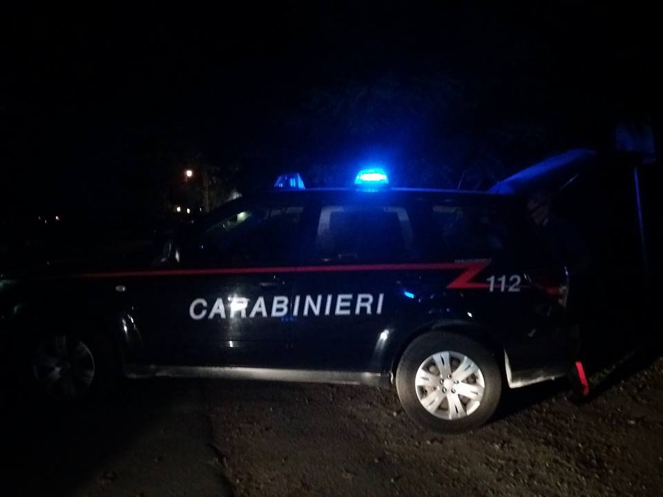 Fuori strada con l’auto finiscono nel torrente, salvati dai Carabinieri