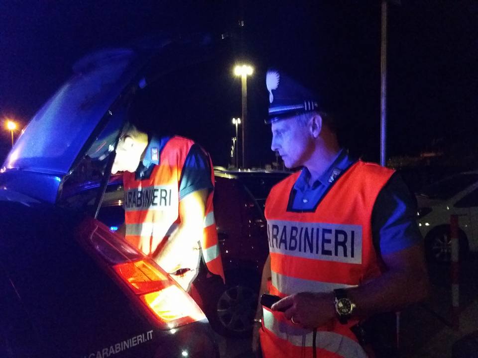 Picchia e insulta la compagna, arrestato