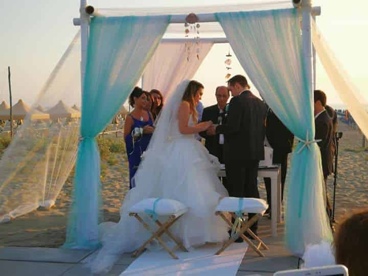 Tiziana e Tommaso sposi: il si in spiaggia al tramonto