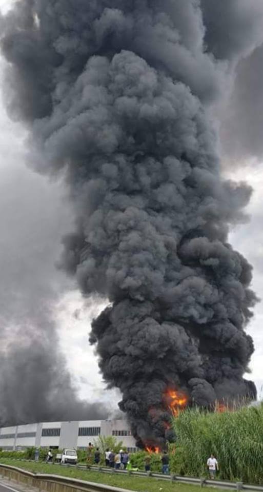 Incendio a Pietrasanta, Arpat: “Le condizioni meteo hanno certamente favorito la dispersione dei fumi di combustione e quindi la loro diluizione in atmosfera”