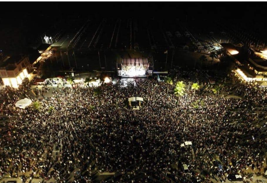 Successo per il concerto di Gloria Gaynor, in 15mila prendono d’assalto piazza Mazzini