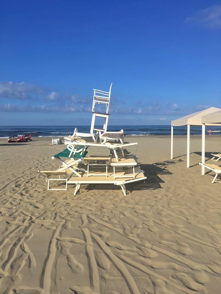 Vandali in spiaggia fanno castelli di lettini e sdraio e divelgono ombrelloni