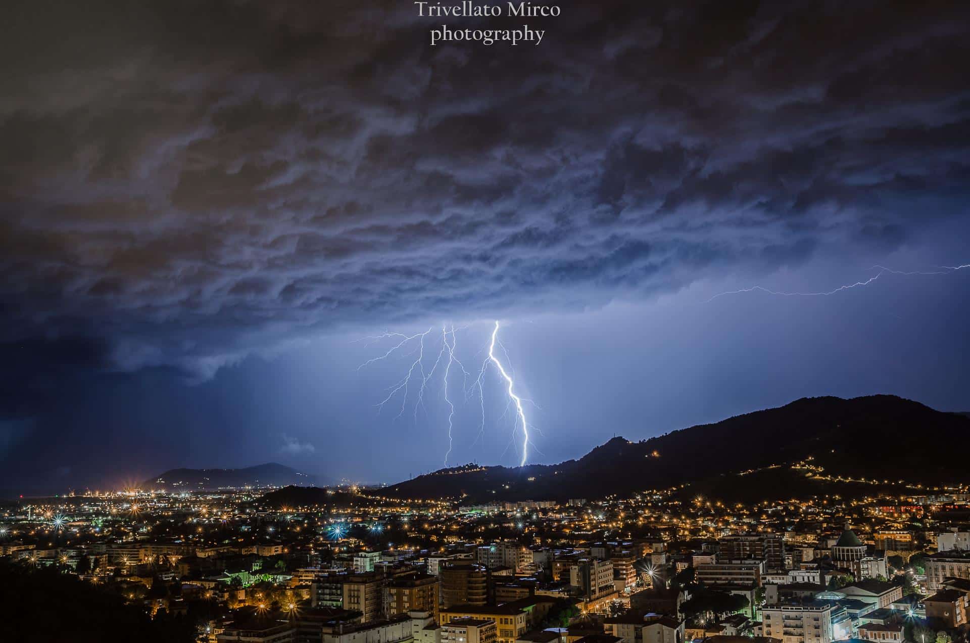 Maltempo, le foto di Mirco Trivellato del temporale che questa notte ha colpito Massa e la costa della Versilia