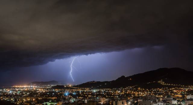 Maltempo, allerta meteo per forti temporali nella provincia di Massa Carrara