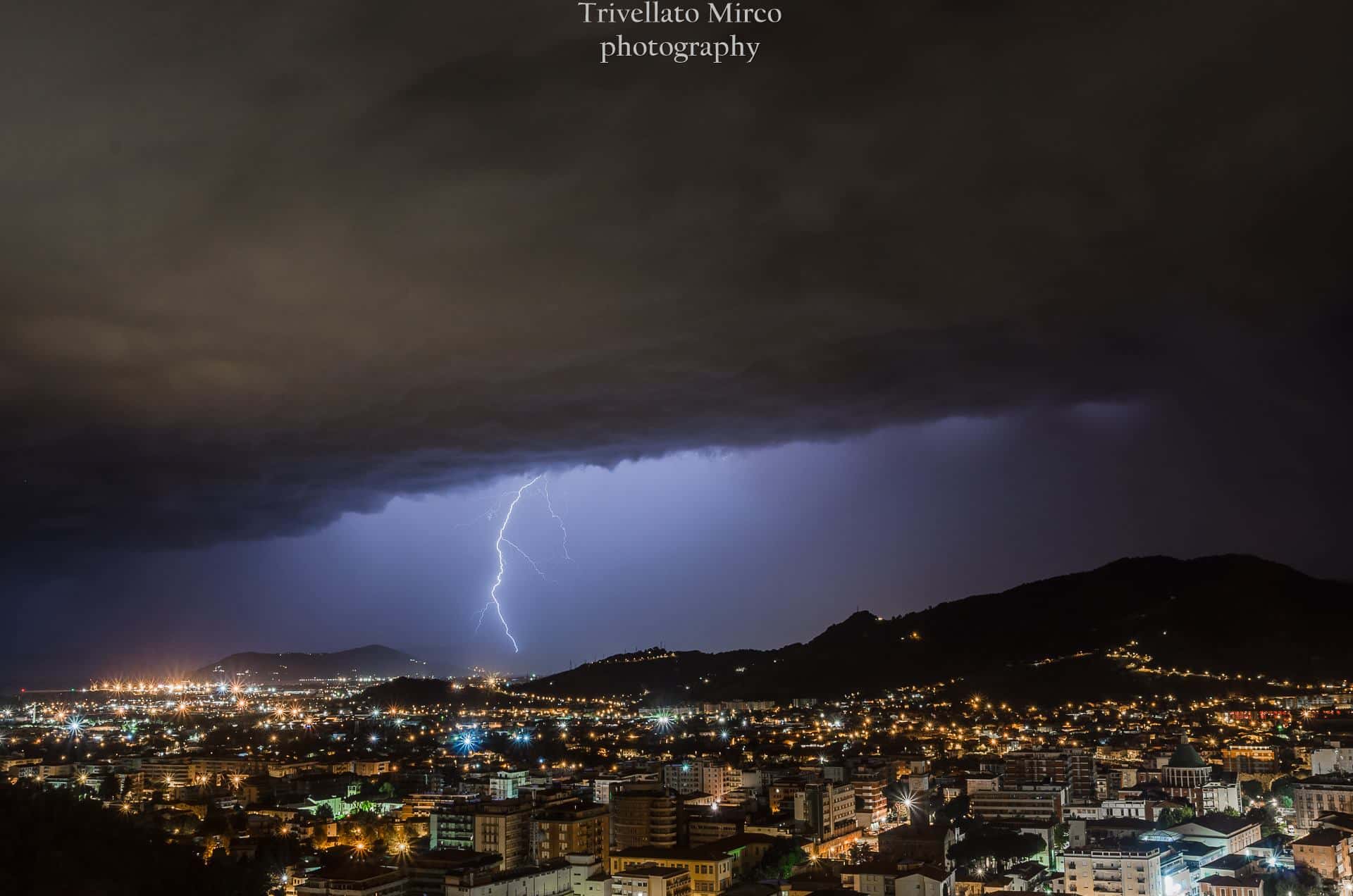 Maltempo, allerta meteo per forti temporali nella provincia di Massa Carrara