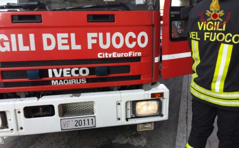 Scooter a fuoco, danni a un palazzo