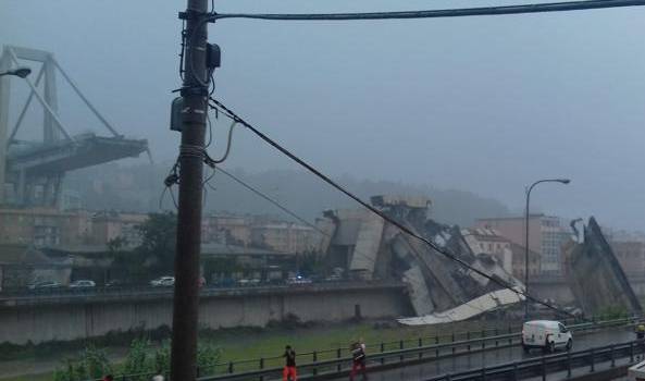 Crolla il ponte sull&#8217;autostrada a Genova, almeno 20 mezzi coinvolti: ci sono vittime. Il video in diretta della tragedia