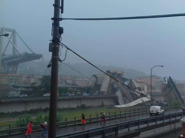 Crolla il ponte sull’autostrada a Genova, almeno 20 mezzi coinvolti: ci sono vittime. Il video in diretta della tragedia