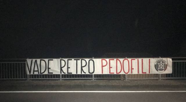 “Vade retro pedofili”: striscione di CasaPound contro don Paolo Glaentzer ai domiciliari a Bagni di Lucca