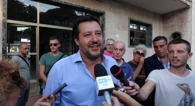 Salvini a Viareggio, incontro a sorpresa con i familiari del disastro ferroviario: &#8220;Mai più stragi impunite&#8221;