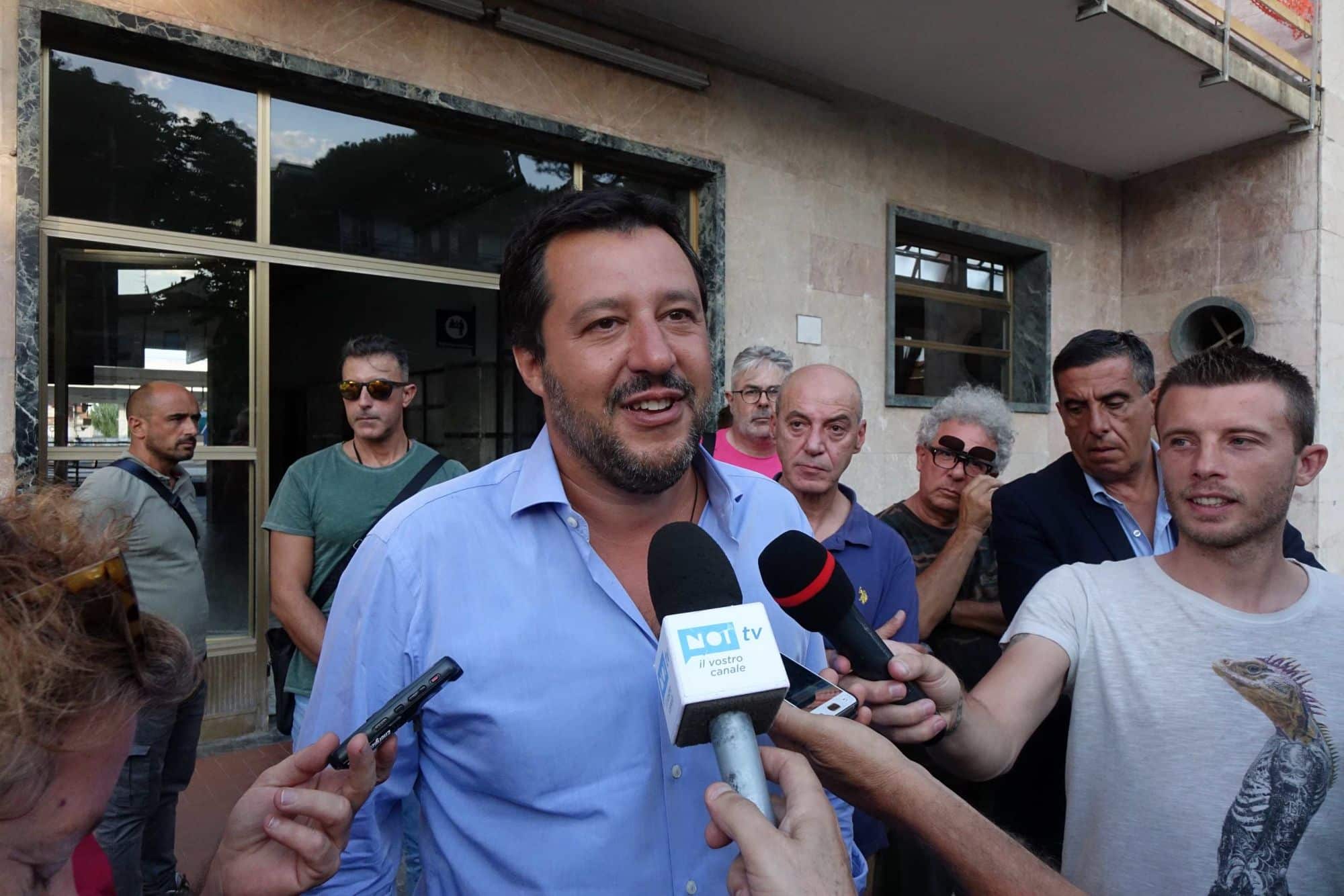 Salvini a Viareggio, incontro a sorpresa con i familiari del disastro ferroviario: “Mai più stragi impunite”