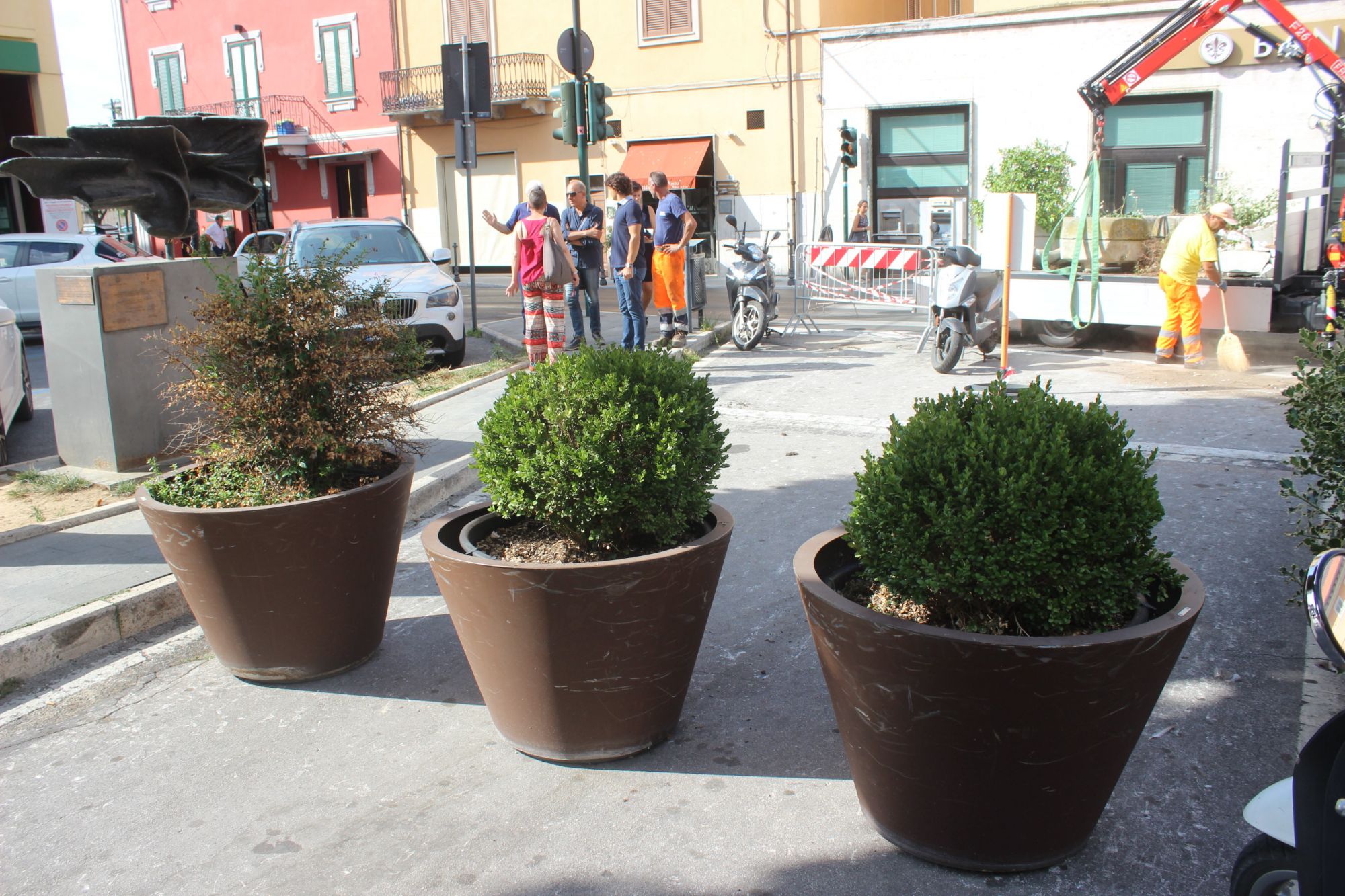 Divieto sosta e fioriere contro parcheggio selvaggio scooter a Porta a Pisa