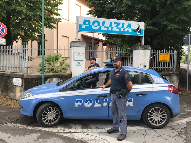 Ubriaco al volante e a folle velocità sfugge ai poliziotti che poi lo fermano