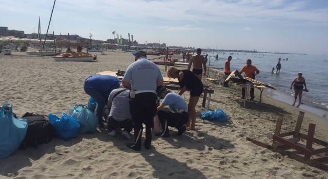 Blitz  congiunto delle polizie municipali di Viareggio e Camaiore: smantellato mercatino abusivo in spiaggia