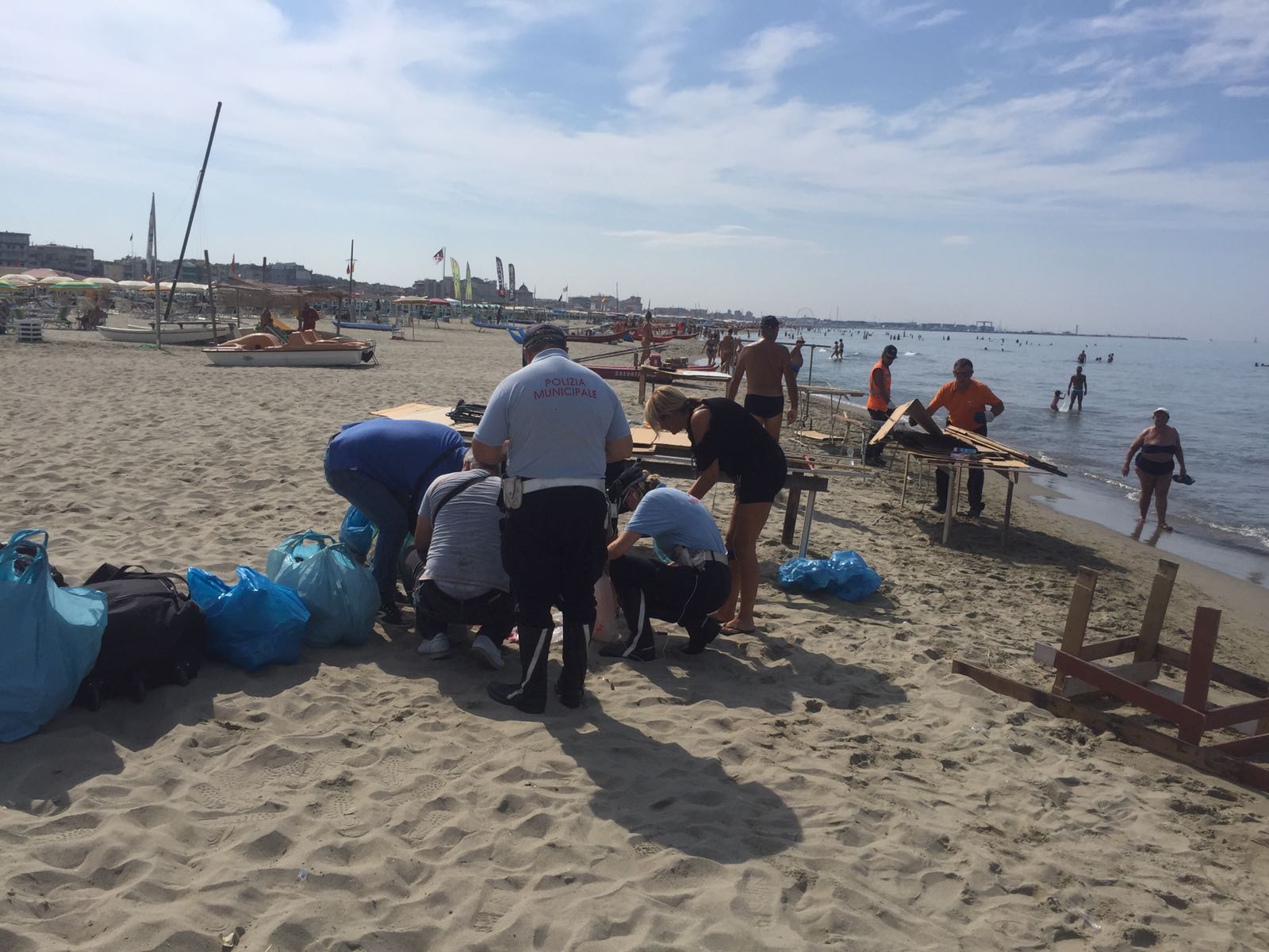 Blitz  congiunto delle polizie municipali di Viareggio e Camaiore: smantellato mercatino abusivo in spiaggia