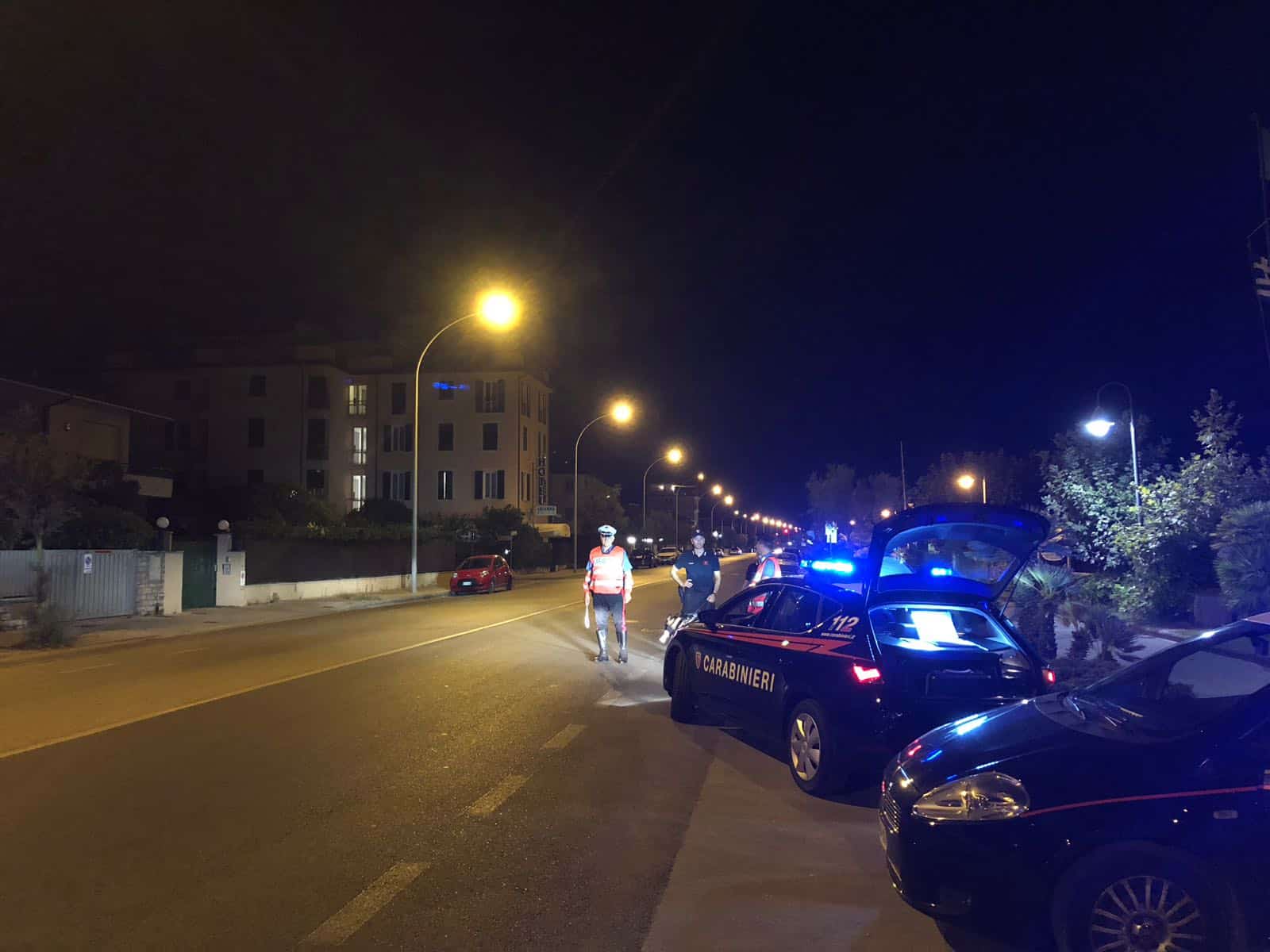 Afferra alle spalle un giovane e lo minaccia col coltello, rapinatore arrestato a Lido di Camaiore